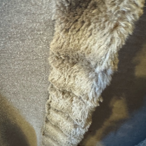 Simply Irresistible light and soft poncho - Picture 3 of 6